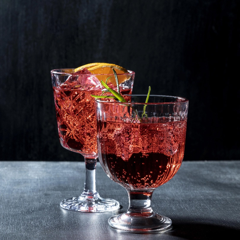 glasses-desk-with-fruity-drinks